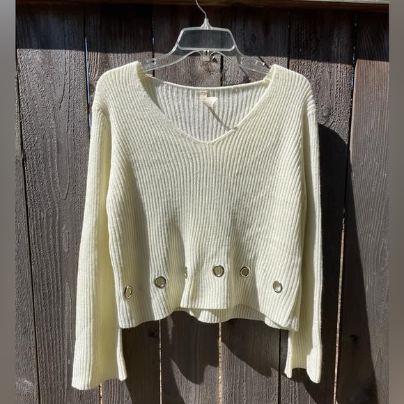 Large Libby Story ivory sweater with metal keyhole details - Picture 1 of 1
